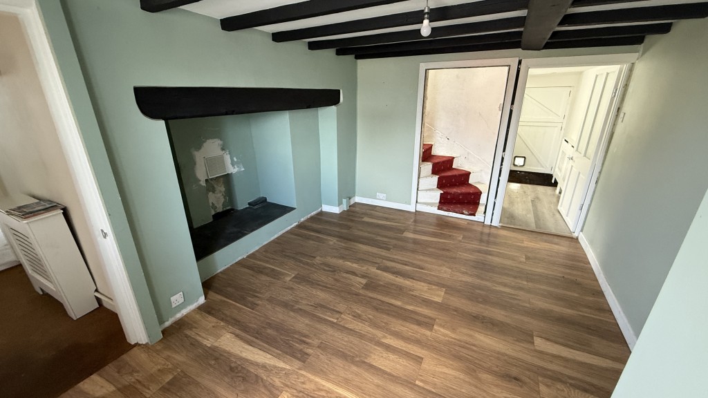 Lot: 130 - SUBSTANTIAL PERIOD PROPERTY WITH MULTIPLE BUILDINGS REQUIRING REFURBISHMENT - Internal image of main house reception